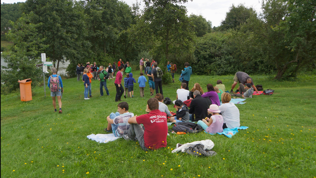 Wandertag, Rast auf einer Wiese